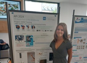 Chloé Isambert devant son poster aux Journées FMTS 2025 Chloé Isambert devant son poster scientifique récompensé lors des Journées FMTS 2025