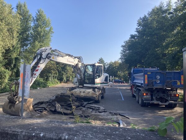 Engin de chantier retirant du bitume dans le cadre du projet PerméaSol de reperméabilisation des sols à Strasbourg