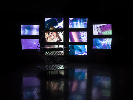 <strong>« Nadir – Picture Elements Explorer » de Lucien Bitaux © Lucien Bitaux</strong> Installation artistique composée de dix écrans et caméras visualisant la fragmentation d’une pierre composite