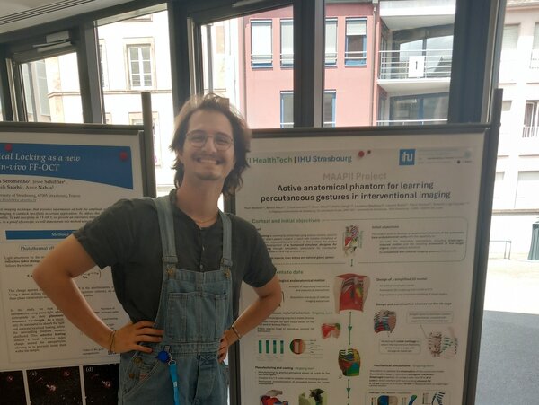 Youri Beideler posant devant son poster scientifique lors des Journées FMTS 2025