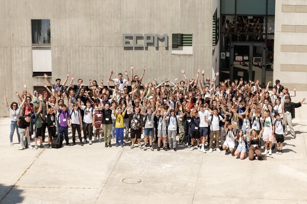 Groupe d’élèves et de chercheurs réunis lors de la Kids’ University 2023 devant l'ECPM à Strasbourg