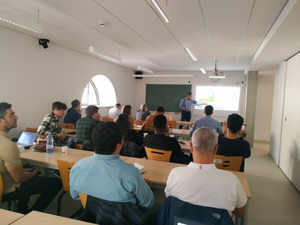 Participants assistant à des présentations lors de la réunion de lancement du projet 2PhaseEx au laboratoire ICube