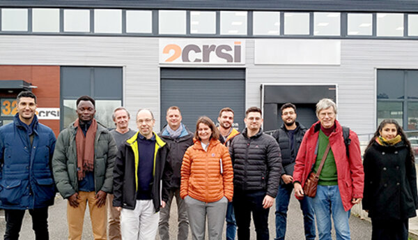 Photo de groupe de membres d’ICube et de partenaires devant l’entreprise 2CRSi lors d’une visite liée au projet 2PhaseEx