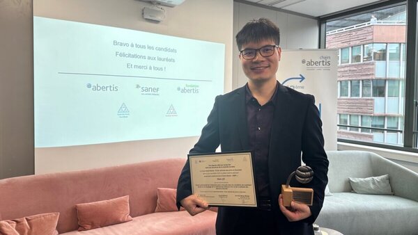 Haitao Ge recevant son prix Abertis pour ses travaux sur la durabilité des infrastructures routières