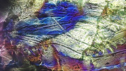 <strong>Visualisation sur écran de « Nadir » © Lucien Bitaux</strong> Image affichée sur un écran de l’installation « Nadir » montrant la fragmentation d’un matériau