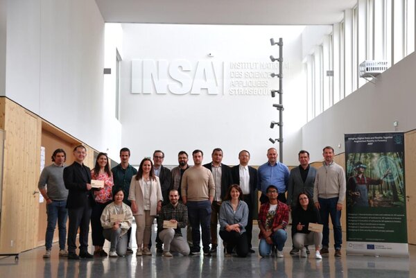 Photo de groupe des participants aux réunions de l’Action COST ARiF sur la réalité augmentée en foresterie dans le hall de l’INSA Strasbourg