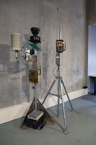 Instrument de climatologie connectés (globe gris, pluviométre, température, humidité), salle IoT-LAB