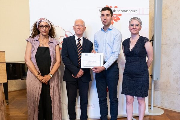 Thibault Poulet reçoit son prix entouré de ses ancadrants de thèse Nadia Bahlouli et Yaël Demarty, ainsi queMichel Hau de la Société des amis des universités de l'académie de Strasbourg lors de la remise du prix de thèse.