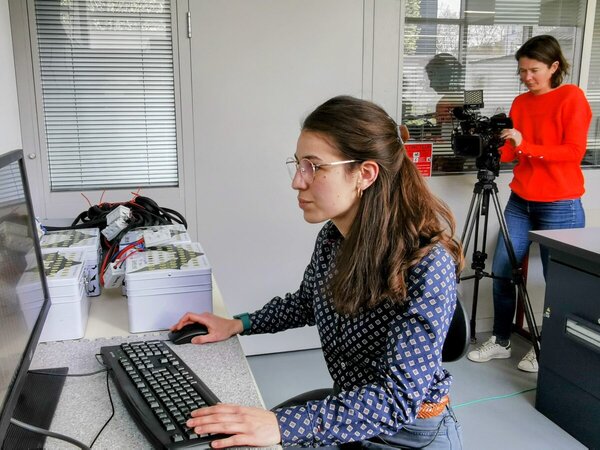 Inès Jorge travaillant en laboratoire sur la performance des véhicules électriques pendant un tournage de France 3 Grand Est.