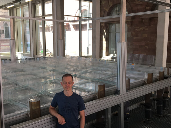 Romain Présent devant la maquette expérimentale d’inondation urbaine de la plateforme MechaniCS du laboratoire ICube