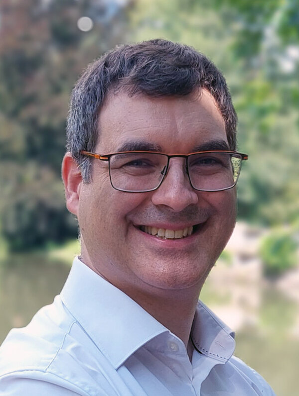 Portrait de Nicolas Padoy, chercheur au laboratoire ICube, souriant