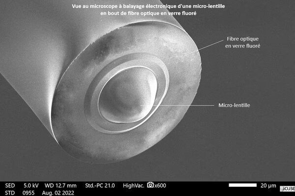 Vue au microscope à balayage électronique d’une micro-lentille en bout de fibre optique en verre fluoré