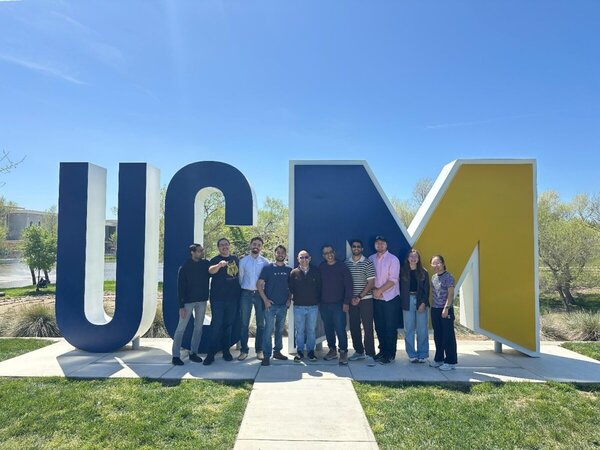 Photo de groupe de l’équipe de génie électrique EM3 de l’INSA Strasbourg devant le campus de UC Merced en Californie