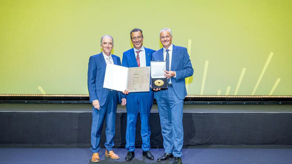 Professeur Afshin Gangi recevant la médaille d’or du CIRSE 2025 lors du congrès à Barcelone