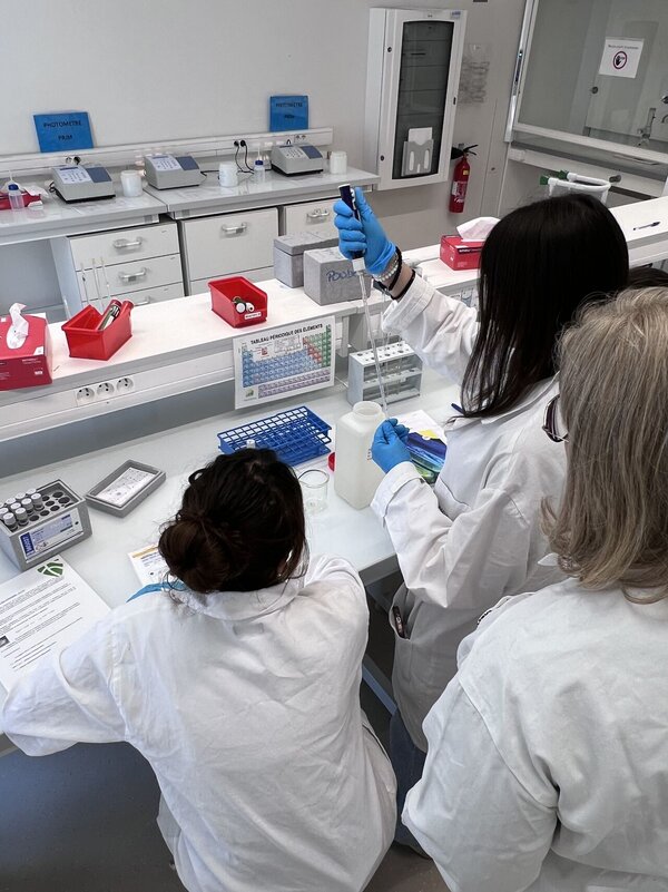 Élèves du lycée Jean Rostand en blouse réalisant des analyses d’échantillons d’eau de la Bruche, encadrés par une enseignante.
