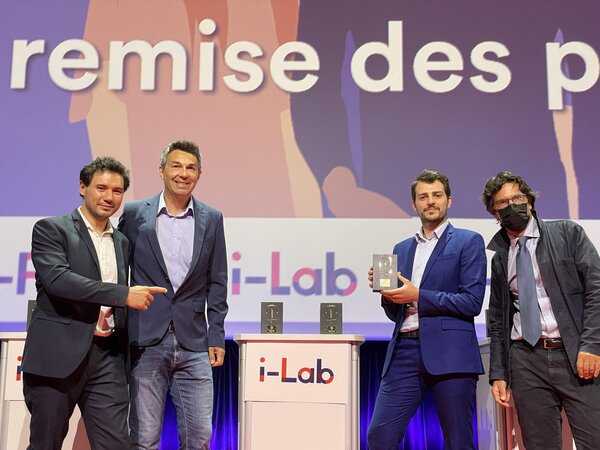 L’équipe Twinical sur scène après l’obtention du Grand Prix i-Lab 2022, avec Erik Pernod, Stéphane Cotin, Mario Aricò et Eric Vibert