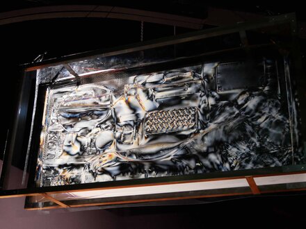 <strong>« Resonances » de Lucien Bitaux © Lucien Bitaux</strong> Grande impression plastique de matériaux organiques éclairée par lumière polarisée dans l’œuvre « Resonances »