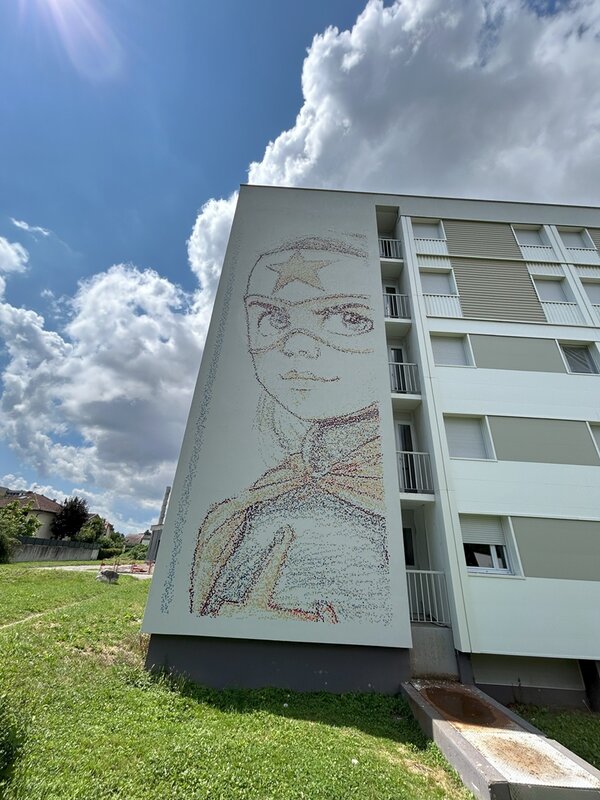 Fresque murale terminée réalisée par le drone autonome du projet STRAD sur un bâtiment du CROUS à Grenoble