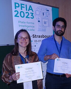 Munyque Mittelmann et Vincent Grari posant avec leurs diplômes lors de la remise du prix de thèse en intelligence artificielle à la PFIA 2023