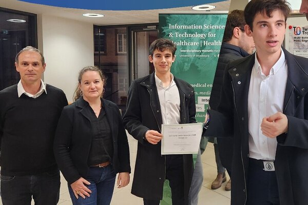 Jonas Mehtali avec Caroline Essert et Juan Manuel Verde après plusieurs distinctions obtenues pour ses recherches en chirurgie guidée par l’image et thermo-ablation assistée par IA en 2025