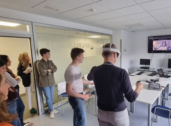 Visuel regroupant plusieurs scènes d’utilisation de casques de réalité mixte dans un contexte médical