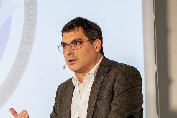 Nicolas Padoy sur scène lors d’une conférence